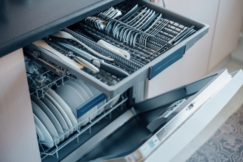 Hoe maak je een vaatwasser stiller voor een rustigere keuken?