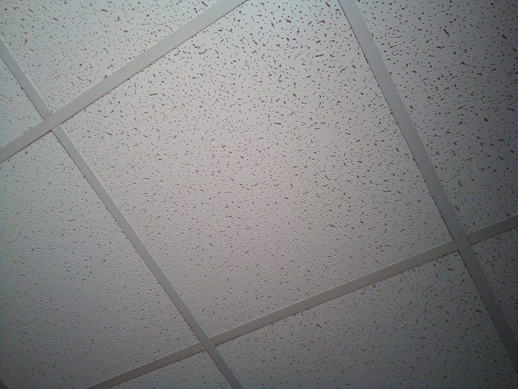 Hoe vermindert een vals plafond geluidsoverdracht?