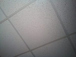 Hoe vermindert een vals plafond geluidsoverdracht?