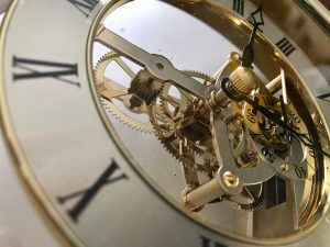 Hoe maak je het tikken van een klok stiller voor een rustigere omgeving?